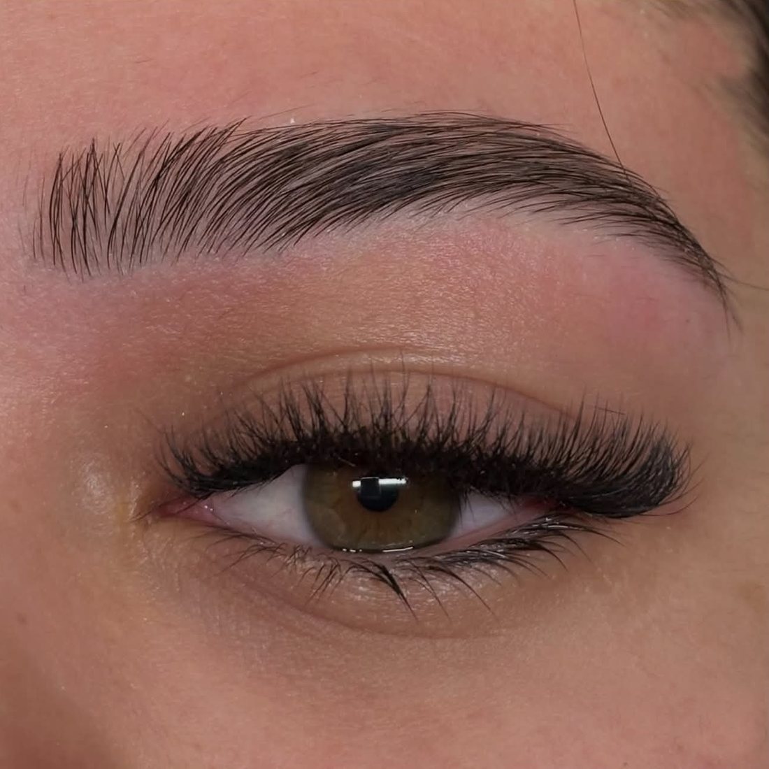 Close-up van een volle set wimperextensions