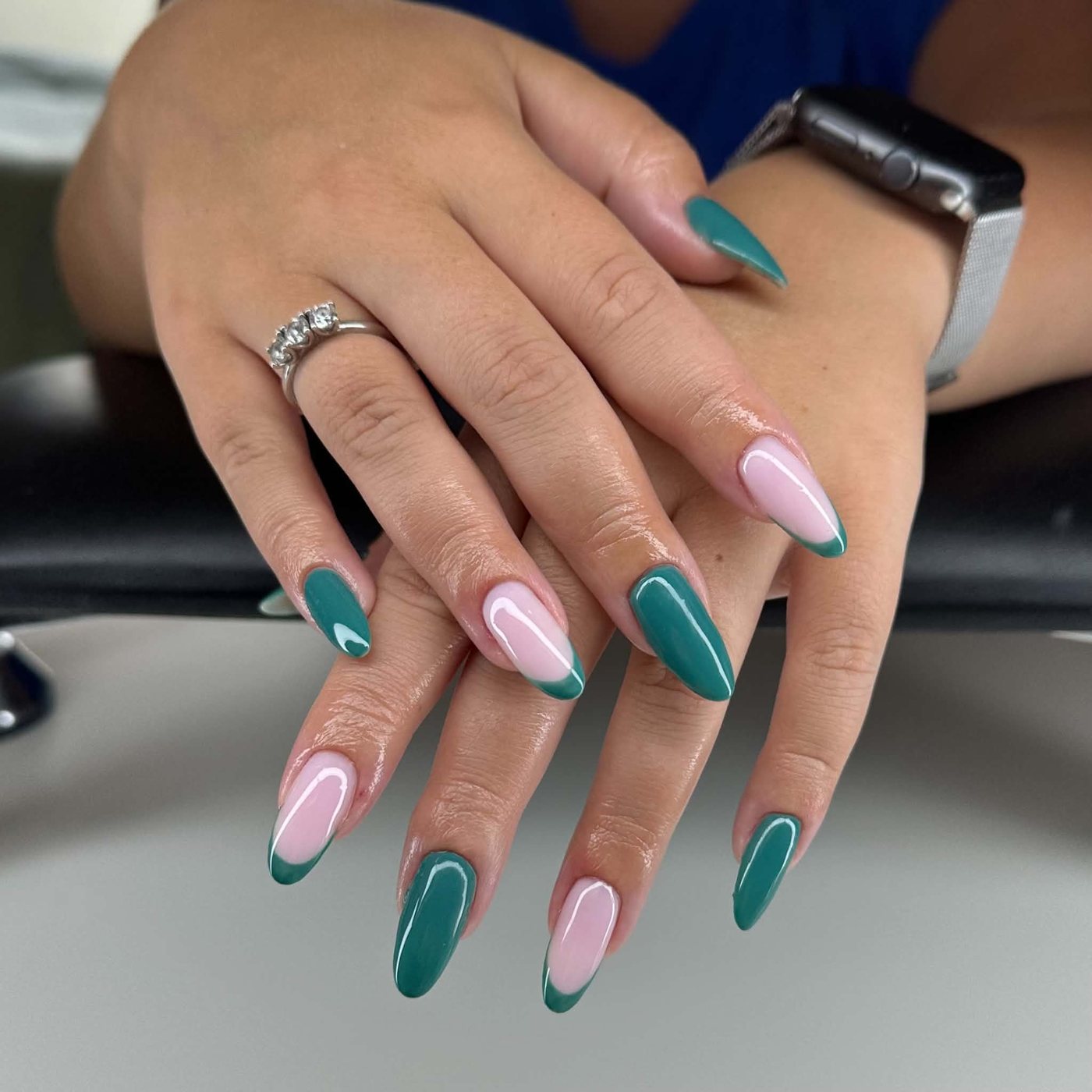 Nude en bruine gelnagels met stipjes