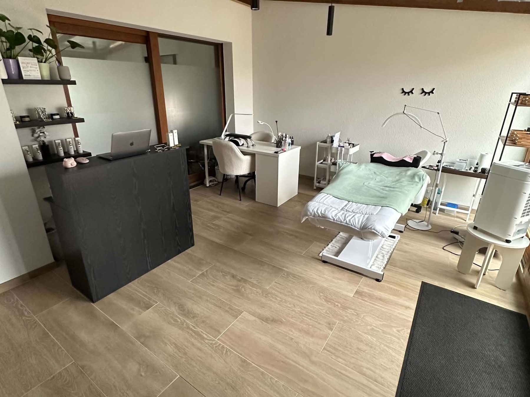 De behandelruimte van Lash Room Bredene met het lashbed