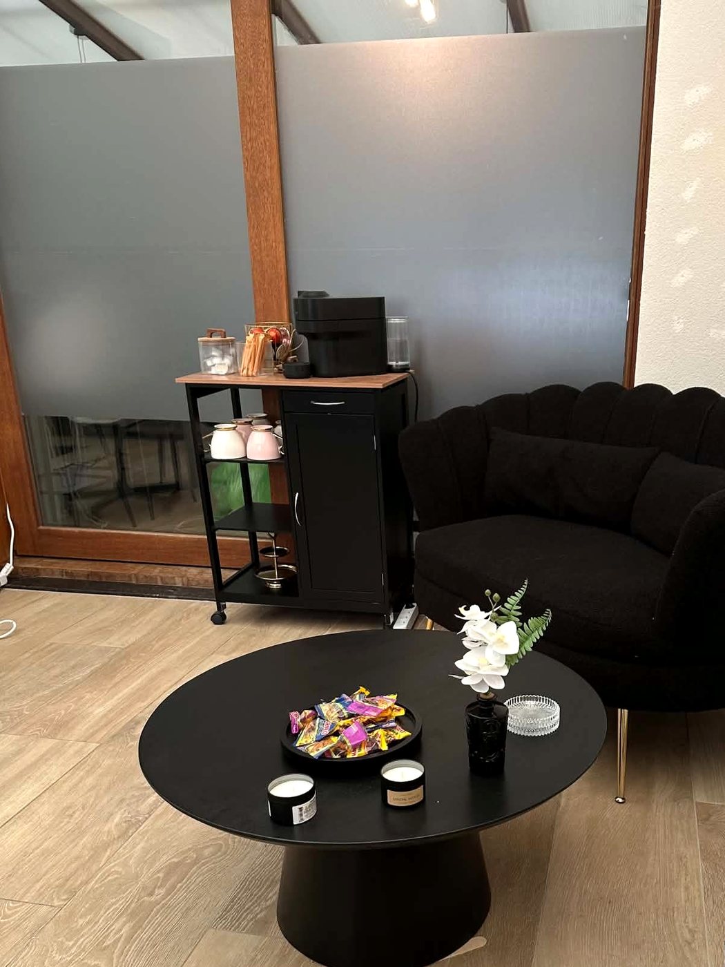 Zithoek met zwarte fauteuil en salontafel